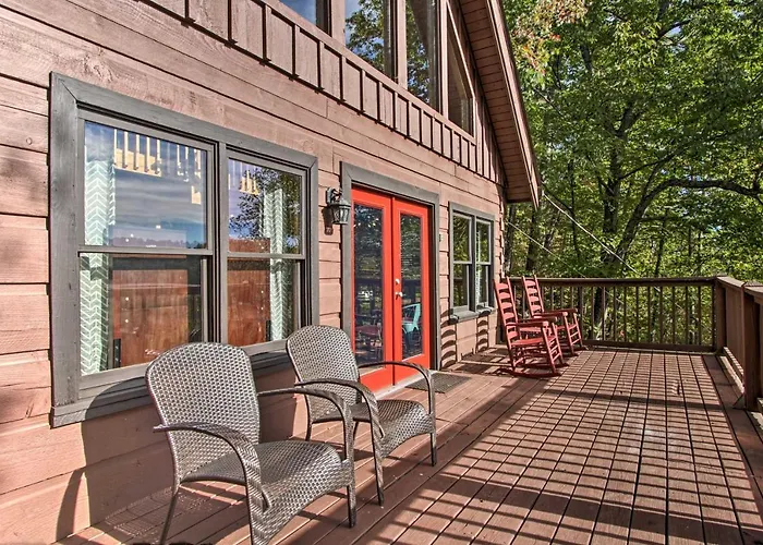 Pigeon Forge Scenic Solitude With Private Hot Tub!